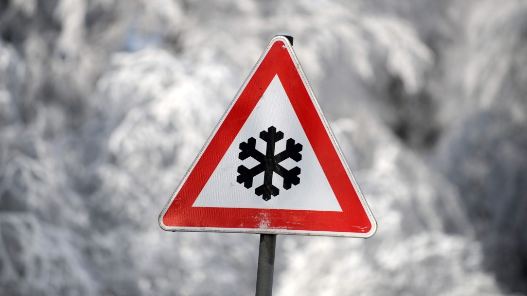 Ein Schild warnt vor winterlichen Straßenverhältnissen. 