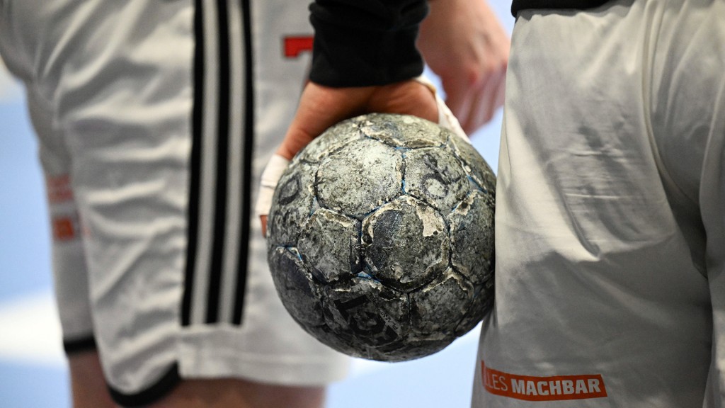 Zwei Handball-Spieler auf dem Feld