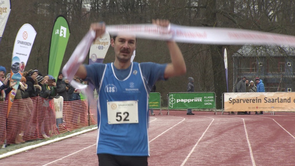 Jan Lukas Becker überquert als Erster die Ziellinie beim Saarbrücker Silvesterlauf 2024