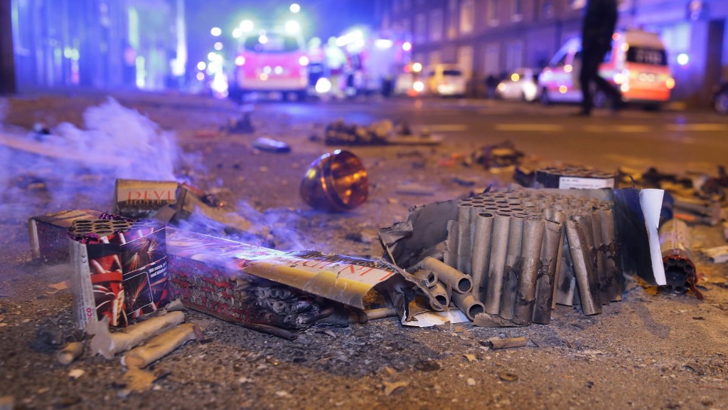 Foto: Abgebrannte Böller liegen auf einer Straße