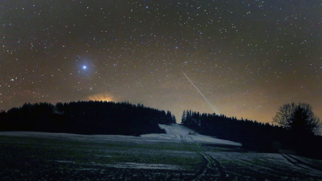 Eine Sternschnuppe verglüht am Nachthimmel