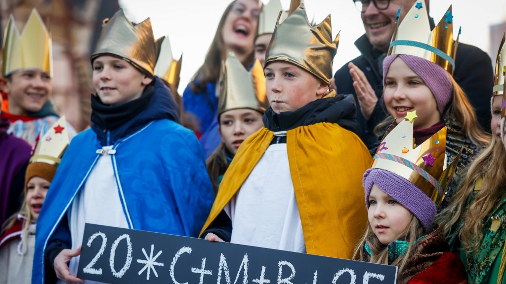 Sternsinger mit einem Banner mit der Aufschrift 20 C M B 25