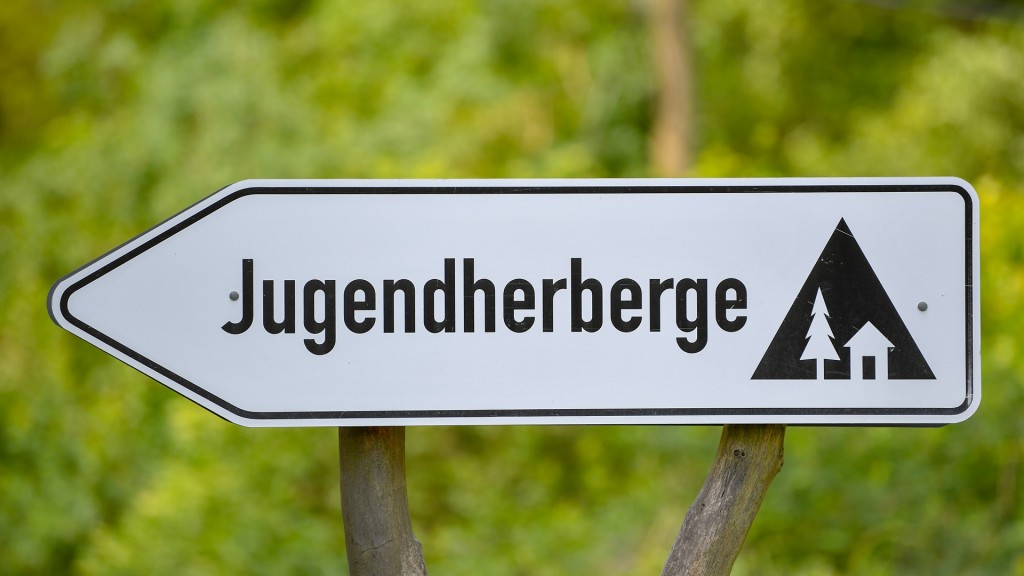 Ein Schild weist auf eine Jugendherberge hin.