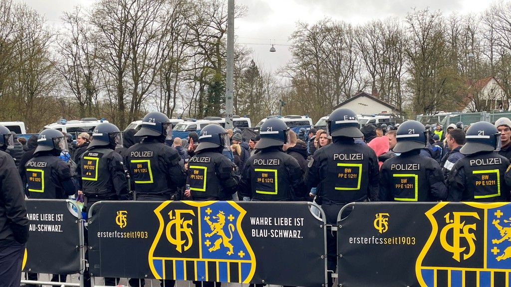 Foto: Polizei-Einsatz am Rande eines Fußballspiels des 1. FC Saarbrücken