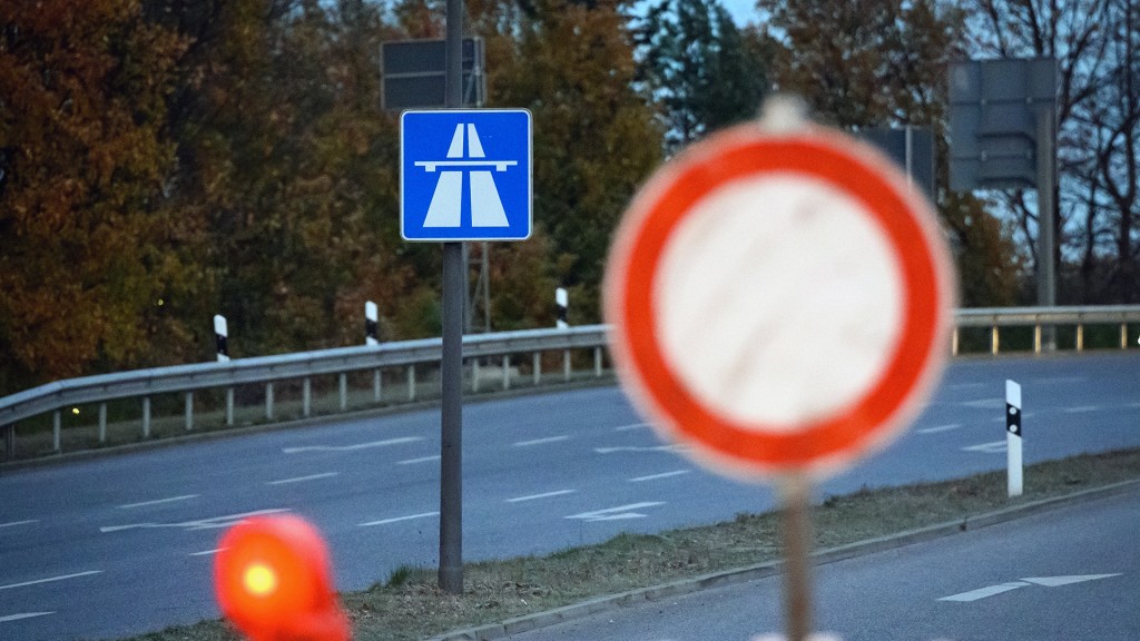 Schilder weisen auf die Sperrung eines Autobahnabschnitts hin