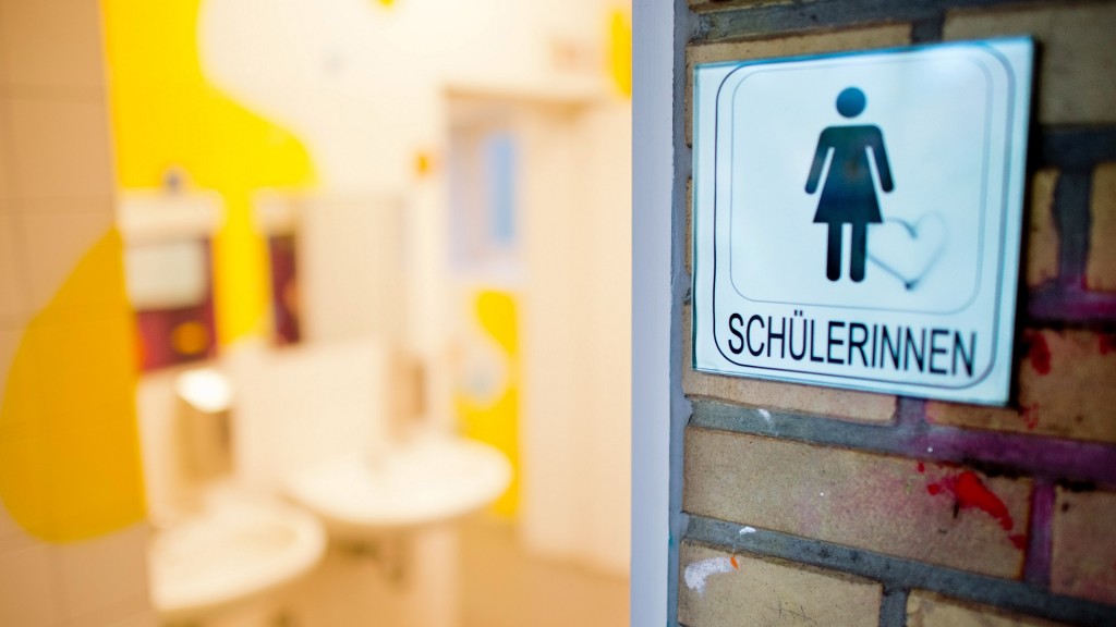 Eingang zu einer Mädchentoilette in einer Schule