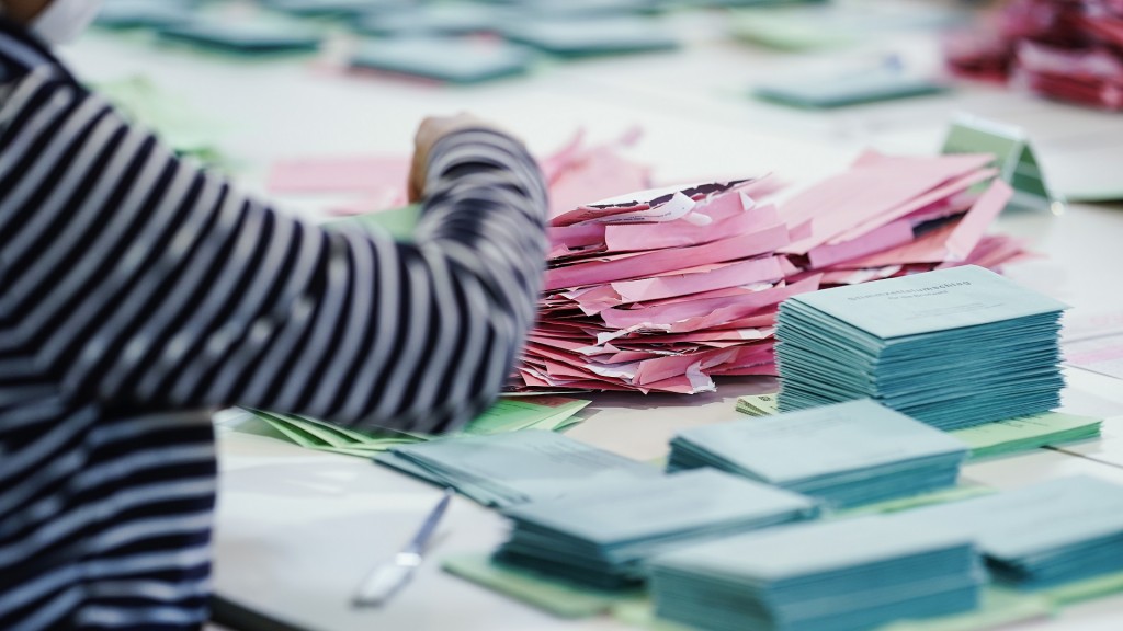 Geöffnete Wahlbriefumschläge liegen vor der Stimmauszählung bei einem Wahlhelfer auf dem Tisch. 