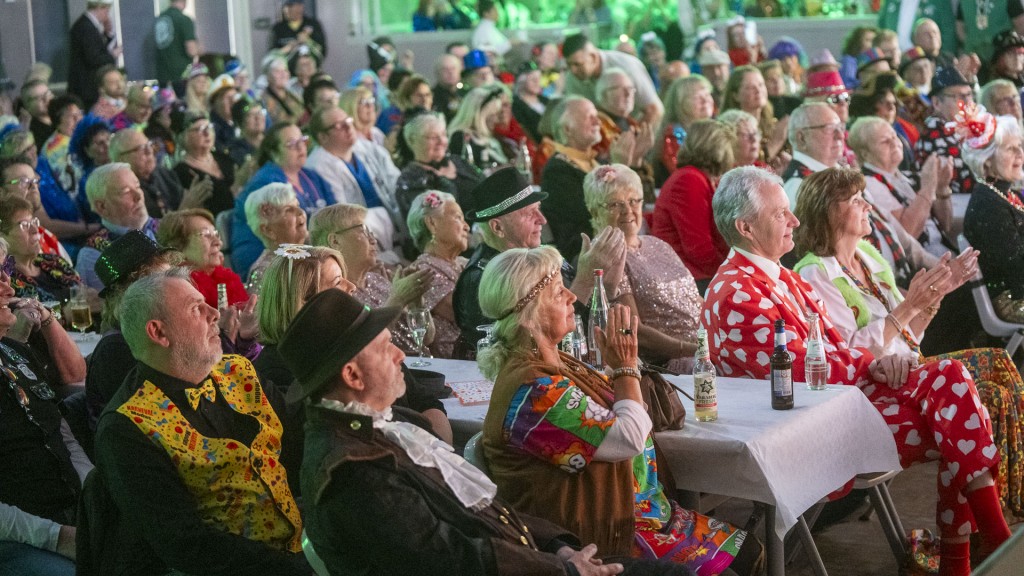 „Bäuerin Elfriede Schlau“ auf der SR 3-Radiokappensitzung im Bürgerhaus Dudweiler