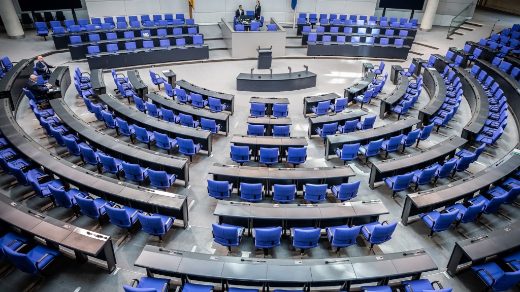 Blick in den leeren Plenarsaal vor Beginn der Sitzung im Bundestag. 