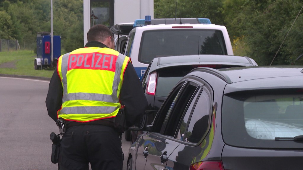 Polizeibeamter bei einer Kontrolle