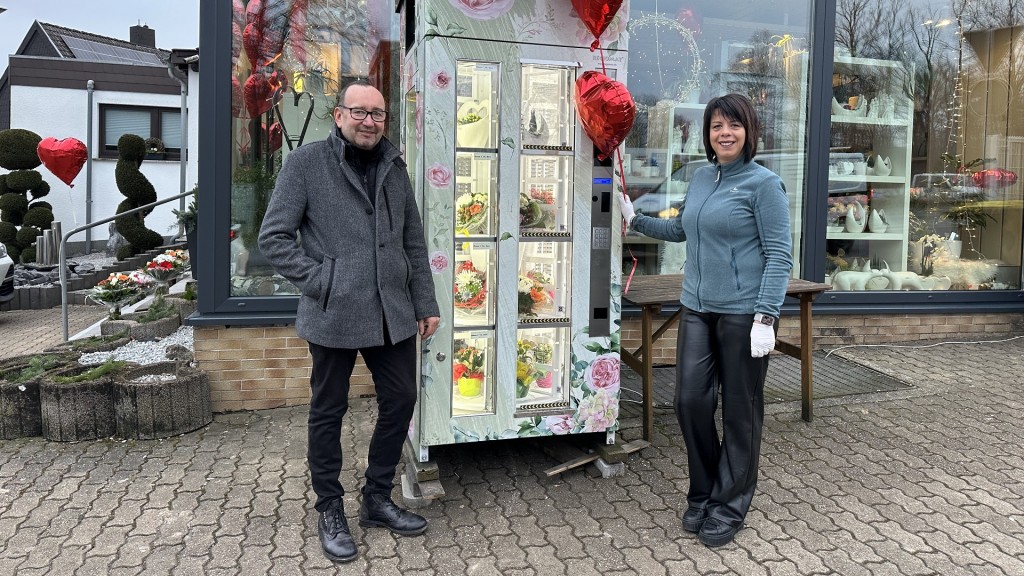 Stefan und Tanja Rettenberger vor ihrem Blumenautomaten