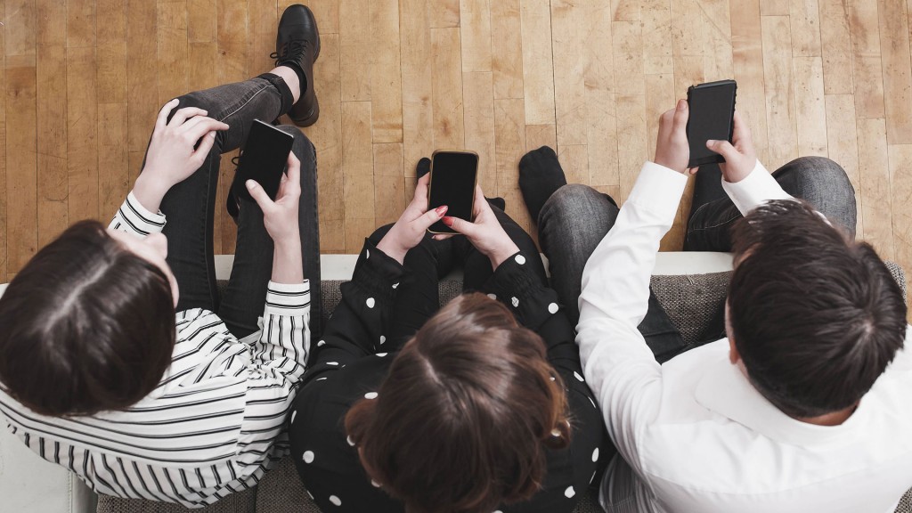 Jugendliche mit ihren Smartphones