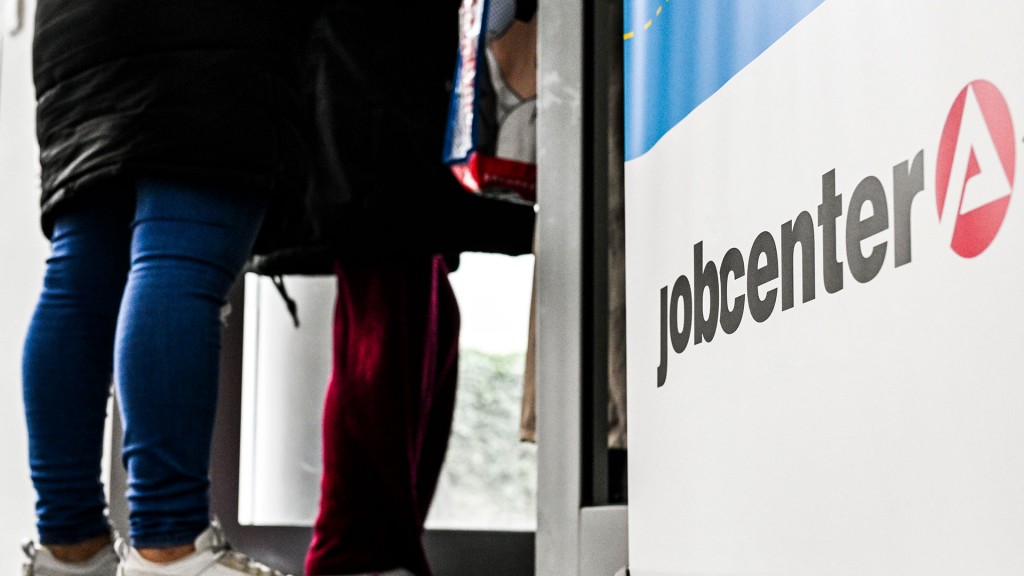 Menschen am Eingang eines Jobcenters