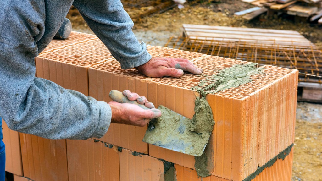 Foto: Ein Maurer auf einer Baustelle