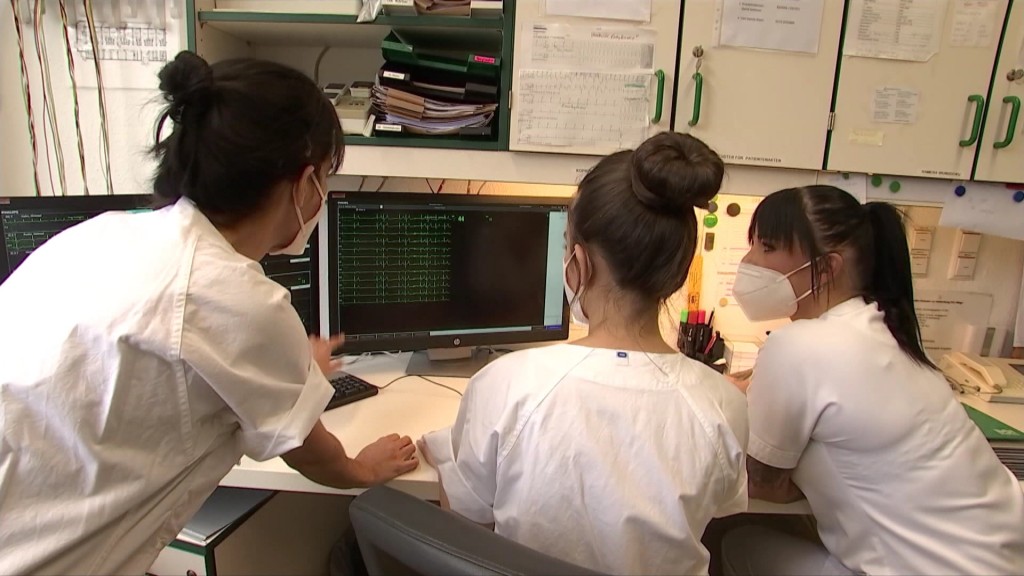 Drei Frauen bei der Arbeit am Rechner