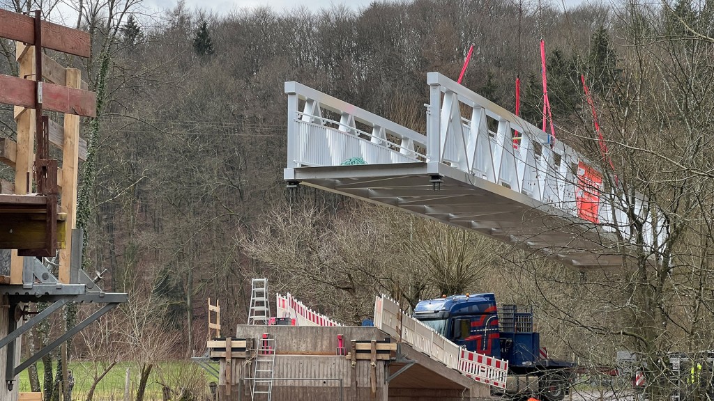 Brückenhochzeit - In Blieskastel wird die neue Fahrrad- und Fußgänger-Brücke über die Blies eingesetzt 