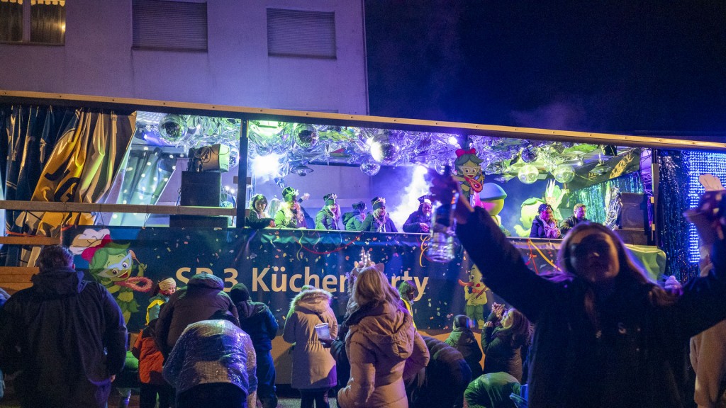 Fastnacht 2025: Der Nachtumzug in Völklingen-Wehrden mit dem SR 3 Prunkwagen