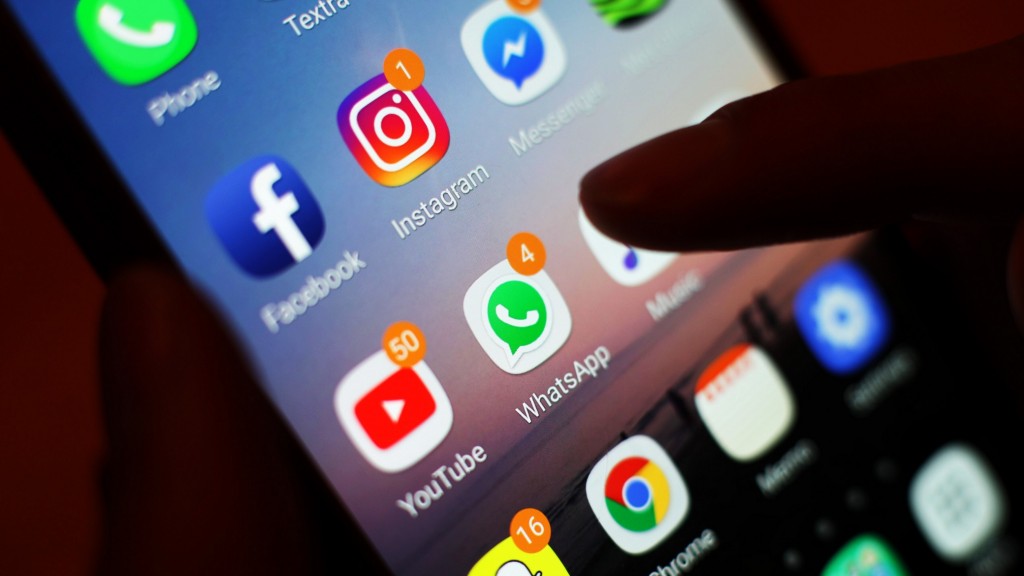 Blick auf ein Smartphone mit den verschiedenen Social Media Apps