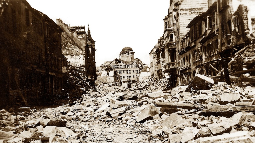 Lammstraße mit Ludwigschule, Fotografie aus der Sonderausstellung „Zweibrücken, 14. März 1945: Heute gilt es uns!“ im Stadtmuseum Zweibrücken.