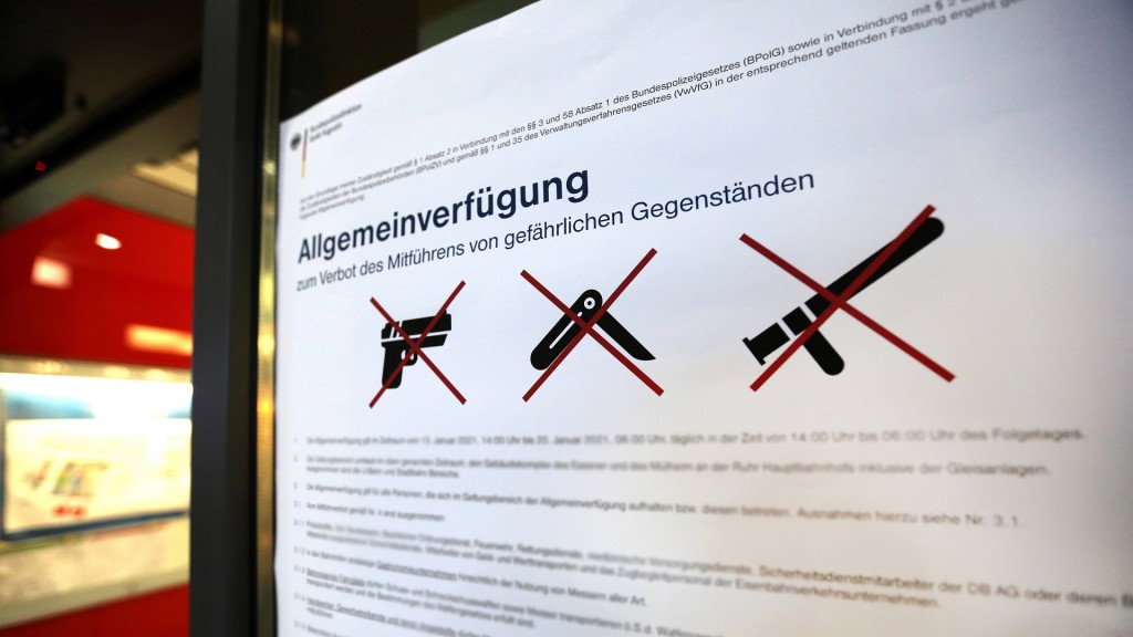 Waffenverbot: Plakat mit der Allgemeinverfügung zum Verbot des Mitführens von gefährlichen Gegenständen auf dem Bahnhofsgelände