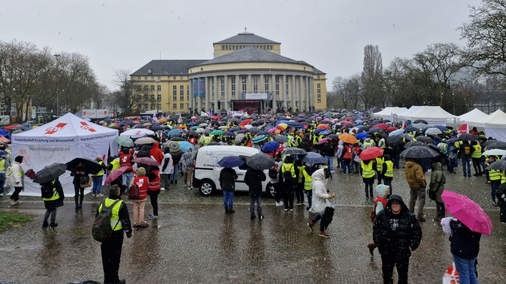 Demozug vor dem Staatstheater in Saarbrücken