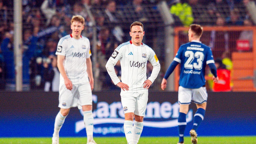 Foto: Joel Bichsel und Patrick Sontheimer des FC Saarbrücken nach dem Tor zum 2:1 von Julian Kania (Arminia Bielefeld) 