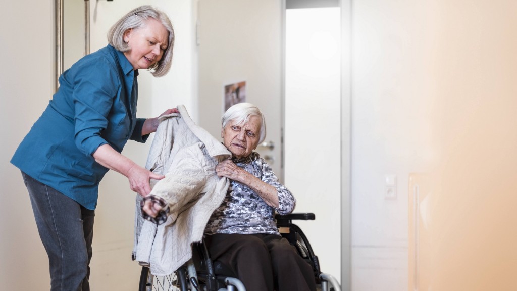 Foto: Eine ältere Frau unterstützt eine Seniorin beim Anziehen.