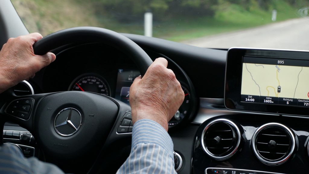 Foto: Ein älterer Mann am Steuer eines Autos