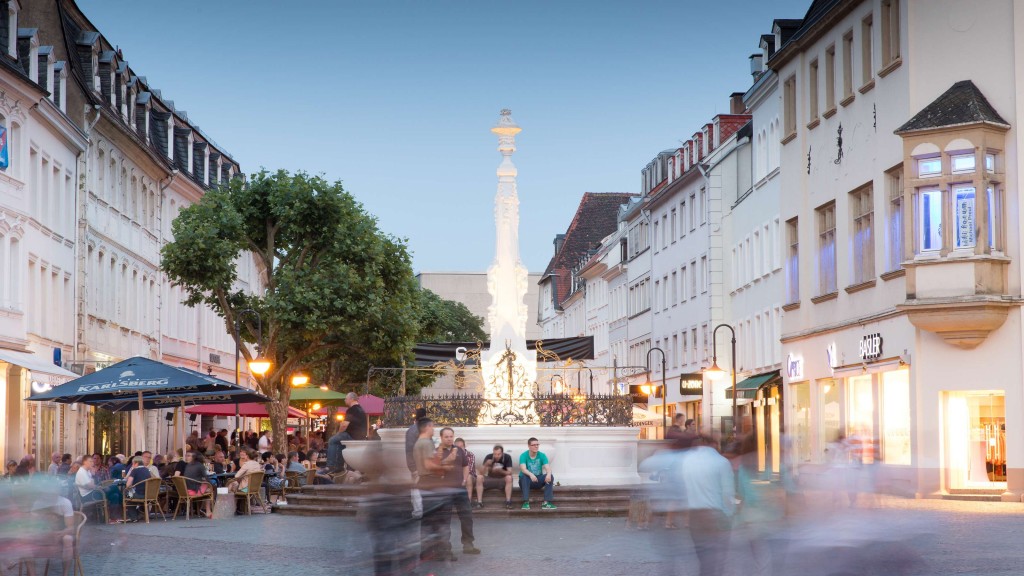 Der St. Johanner Markt in Saarbrücken an einem sommerlichen Abend.