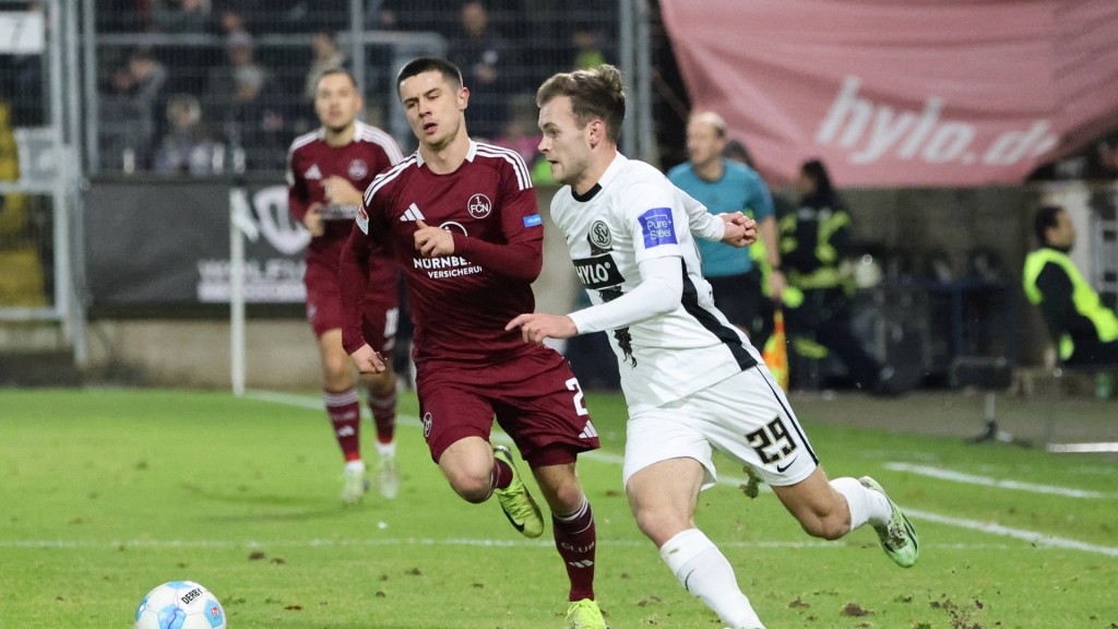 Tom Zimmerschied (SV 07 Elversberg) im Zweikampf um den Ball.