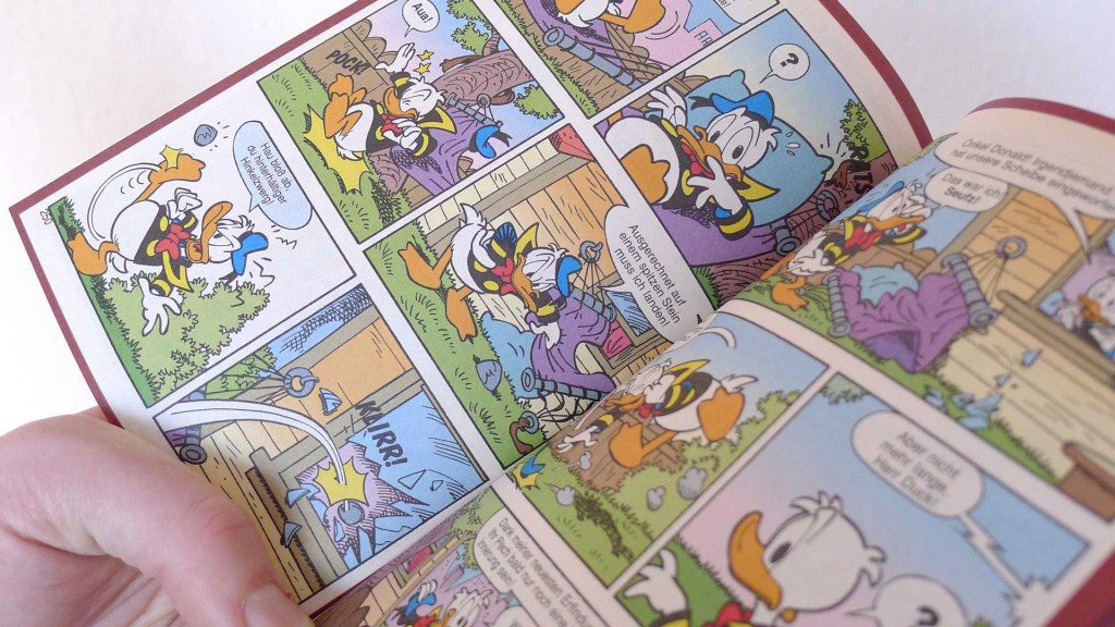 Mann liest in Comic-Buch! 