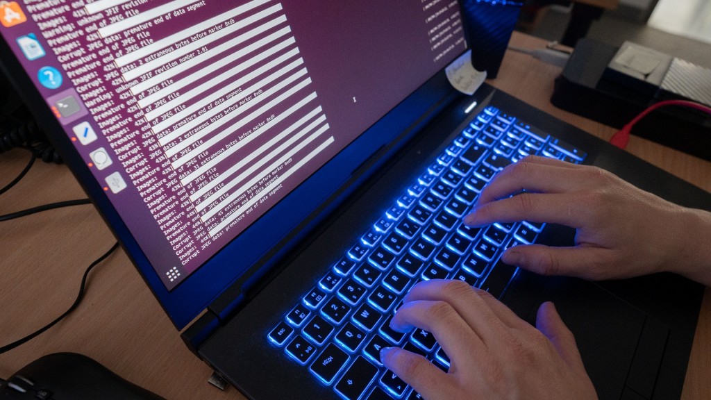 Eine Person arbeitet an einem Computerbildschirm.