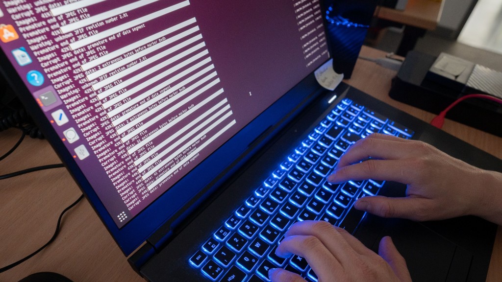 Foto: Eine Person arbeitet an einem Computerbildschirm.