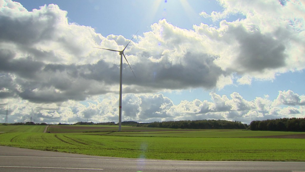 Windrad auf einem Feld bei bewöktem Himmel