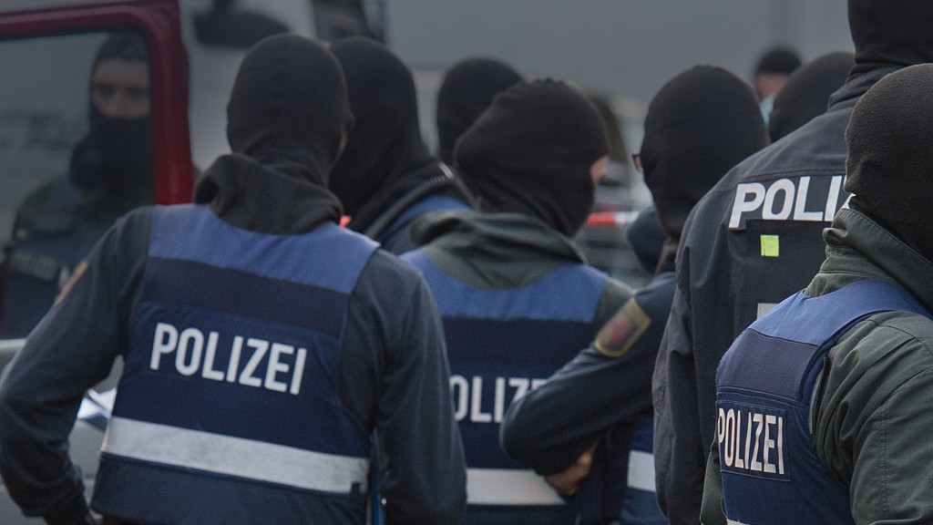 Polizisten bei einer Razzia