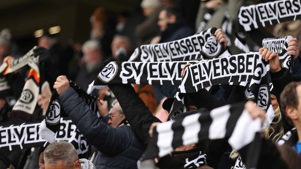 Fans der SV Elversberg in der Ursapharmarena