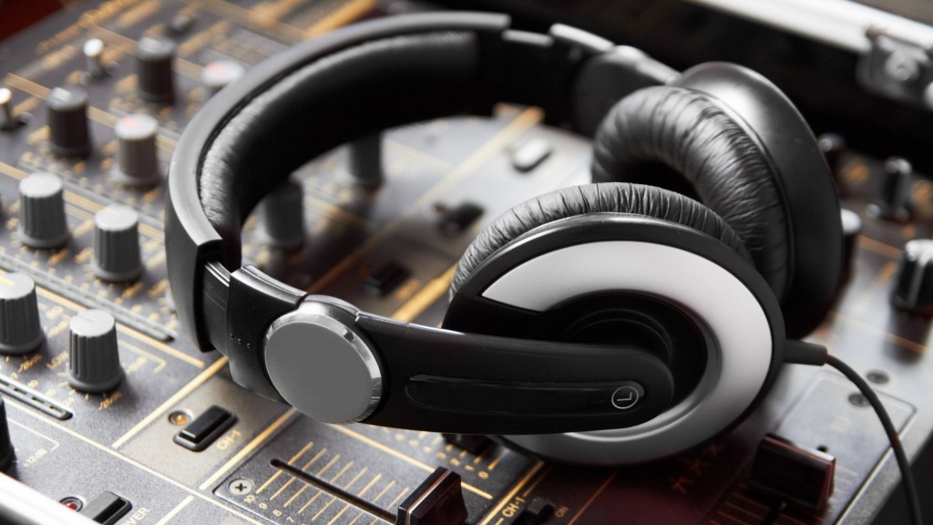 Kopfhörer, Mischpult und tontechnische Ausrüstung in einem Tonstudio