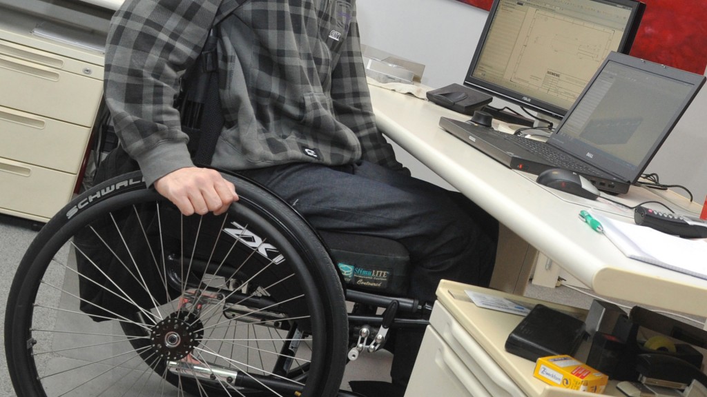Ein Rollstuhlfahrer an seinem Arbeitsplatz