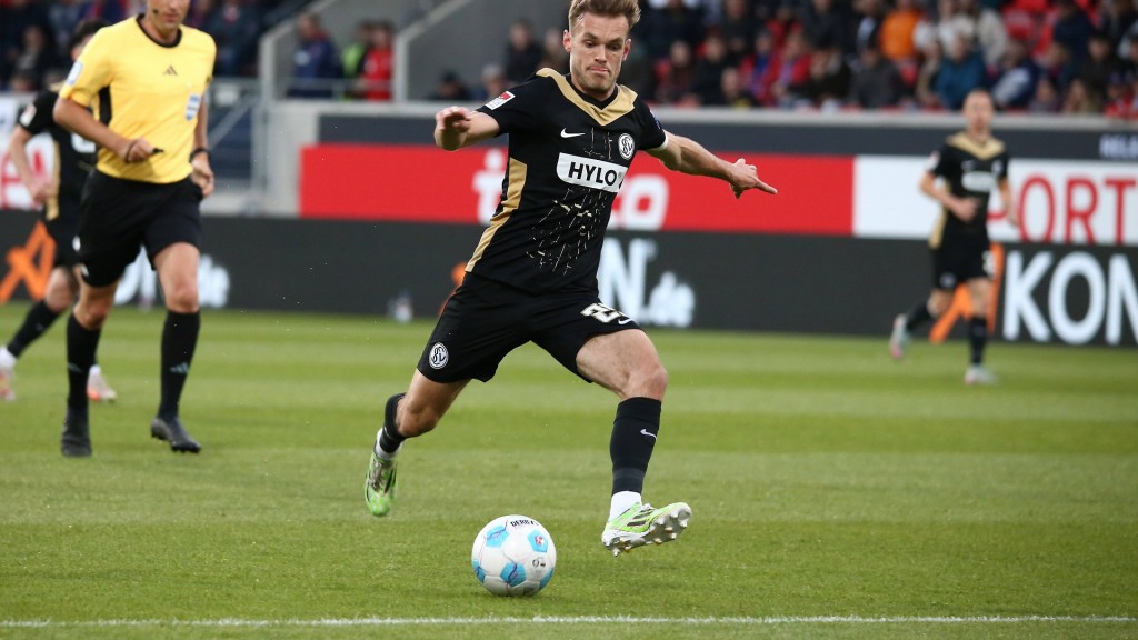 Lukas Petkov von der SV Elversberg im Relegationshinspiel gegen den 1. FC Heidenheim.