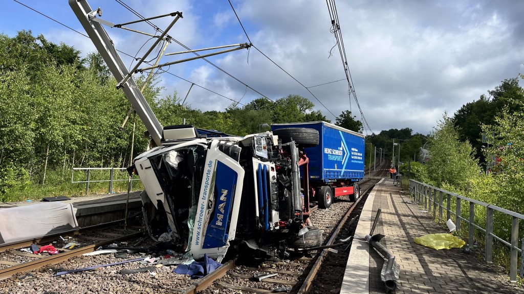 Umgestürzter Lkw auf den Saarbahn-Gleisen bei Von-der-Heyd