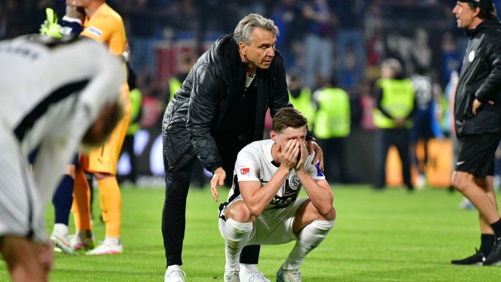 Horst Steffen tröstet die Spieler nach der Niederlage