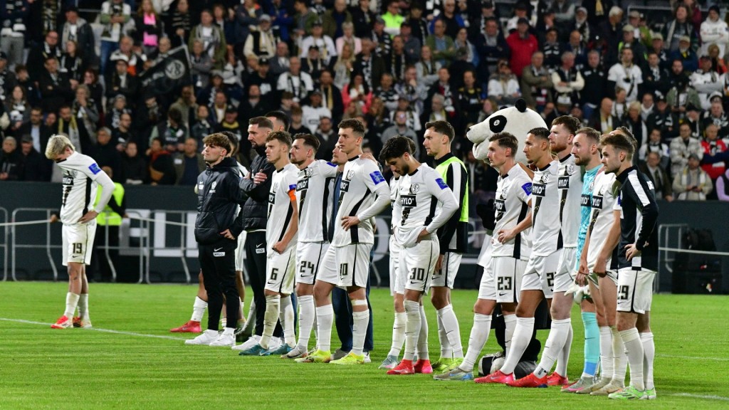 Niedergeschlagene Elversberger Spieler bedanken sich für die Fan-Unterstützung