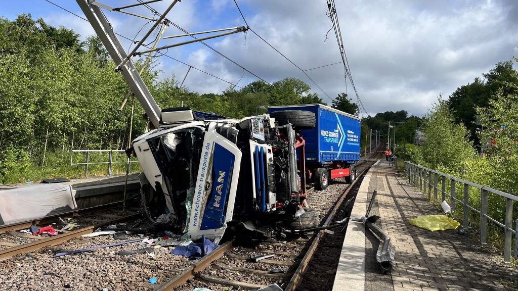 LKW auf Saarbahngleise gestürzt