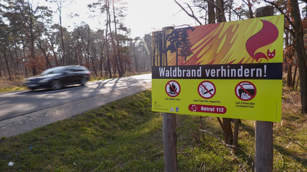Ein Auto fährt an einer Hinweistafel 