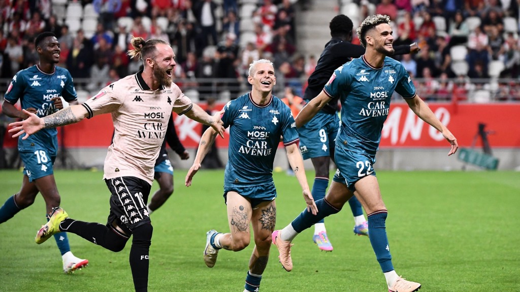 Die Spieler des FC Metz jubeln nach dem Abpfiff des Rückspiels der Relegation über den Aufstieg.