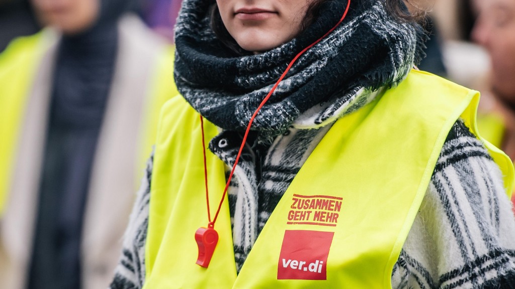 Foto: Eine junge Frau auf einem Streik der Gewerkschaft Ver.di