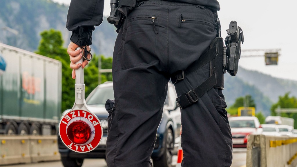 Symbolbild: Polizeikontrolle an der Grenze