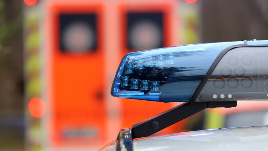 Foto: Polizeiblaulicht mit einem Krankenwagen im Hintergrund