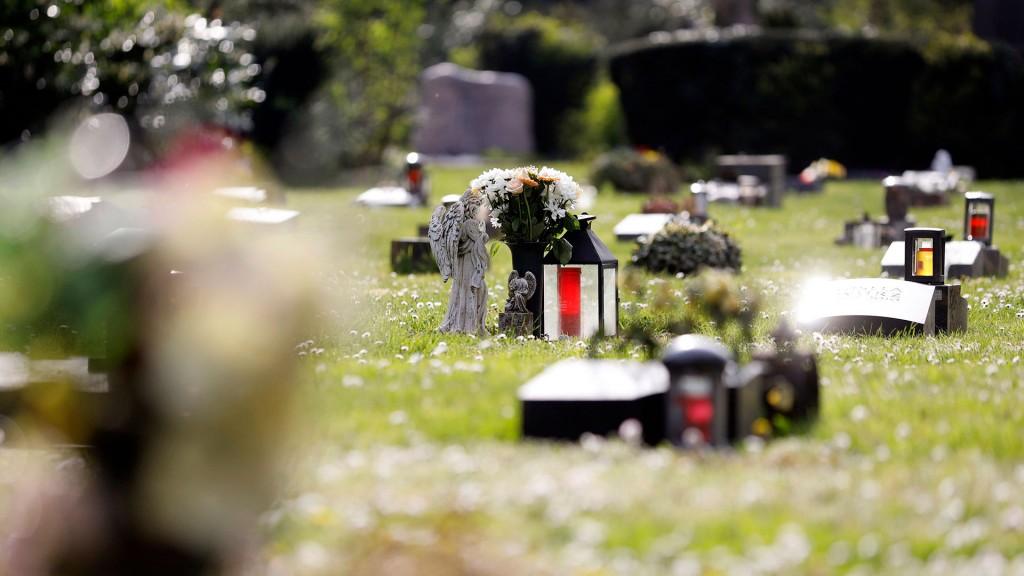 Blick auf geschmückte Gräber auf einem Friedhof