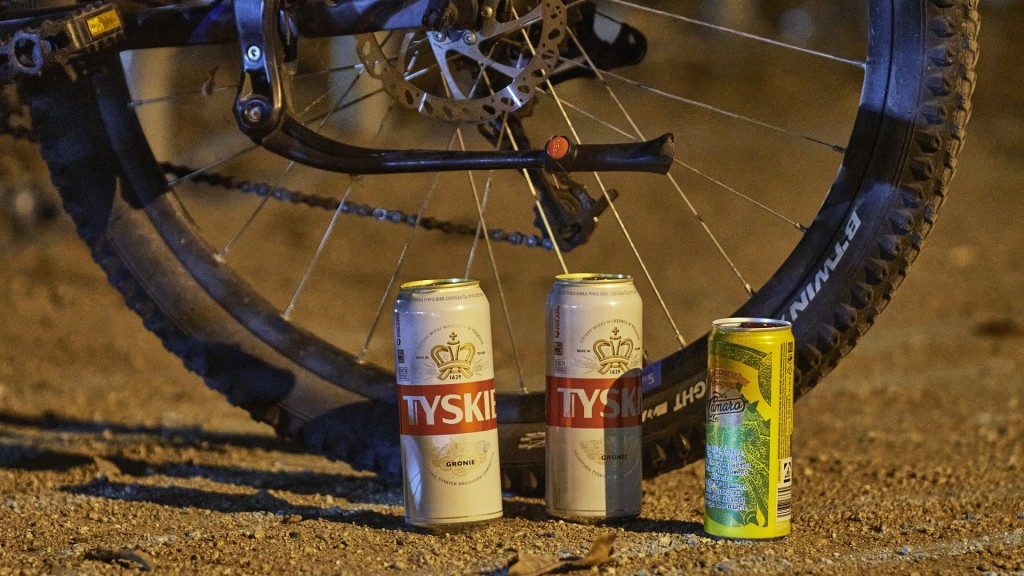 Foto: Bierdosen stehen neben einem Fahrrad.